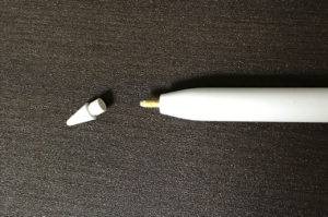 apple pencil（アップルペンシル）の先は取り外し式になっている。