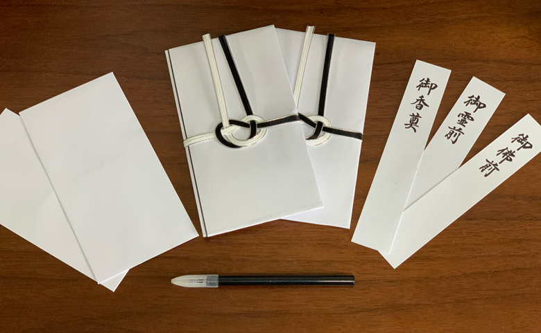 ダイソーのセット内容：お香典袋2枚、内袋2枚、のしがみ3枚（1種ずつ）、ペン1本で100円。