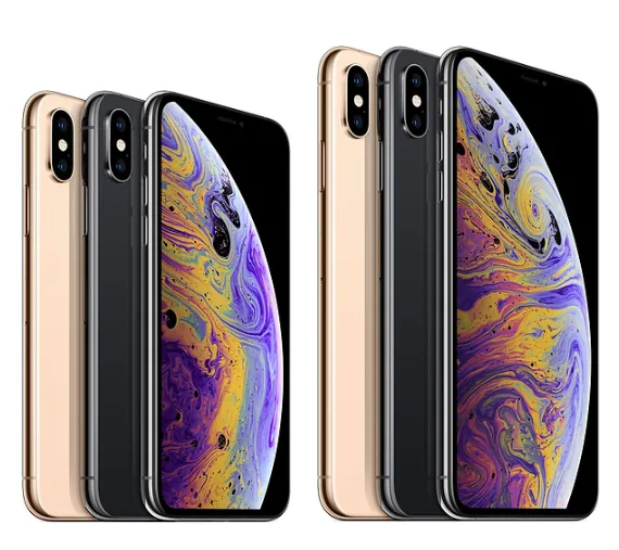 素材の良さや高級感、色の深さ、ツヤ感を楽しむならiPhoneXsか。