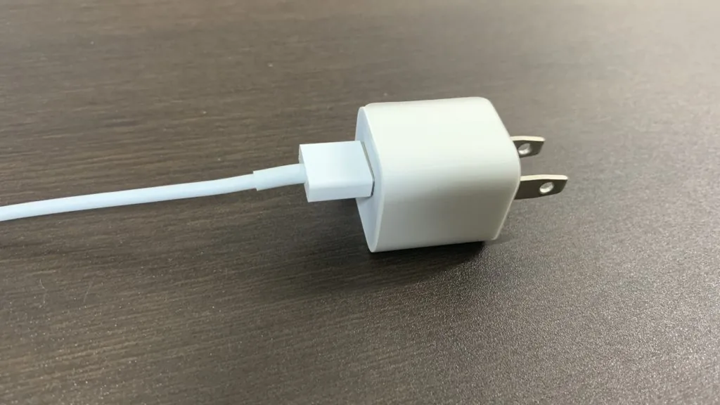 いつも化粧箱に同梱されている5Wの充電器