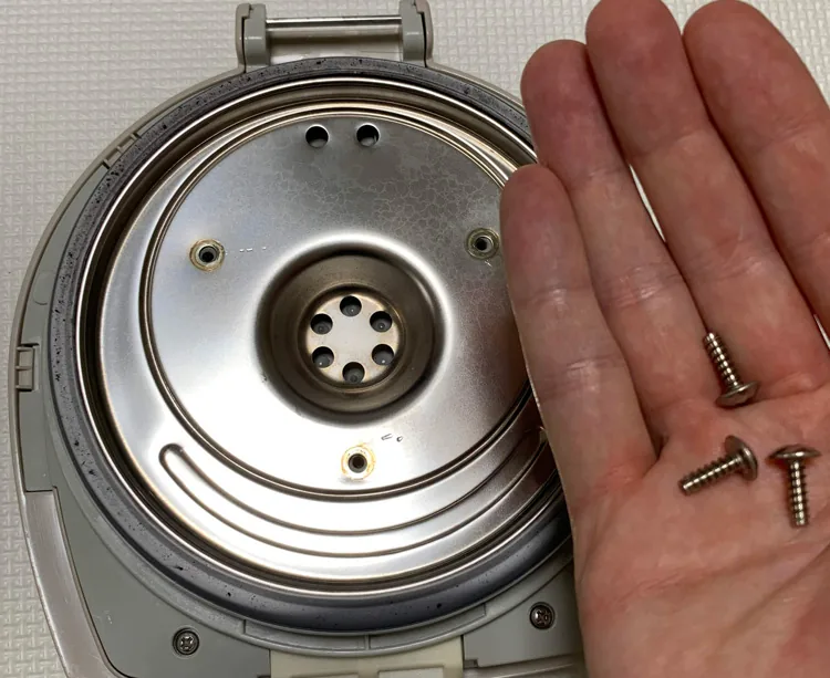 電気ポッドの上蓋のネジをはずす