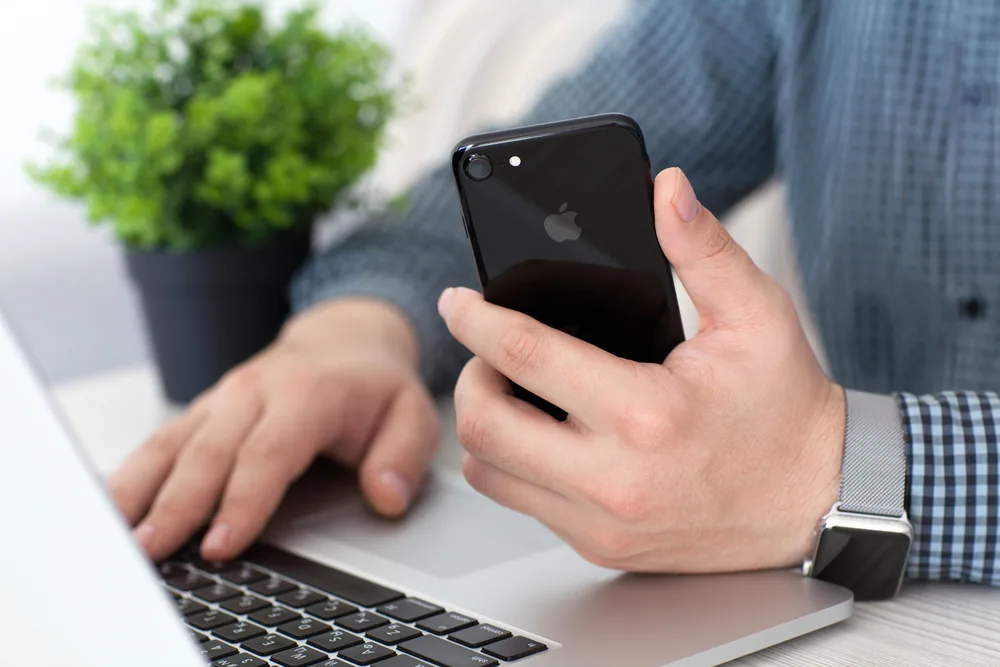 Apple watchとiPhoneで通話切り替えができる