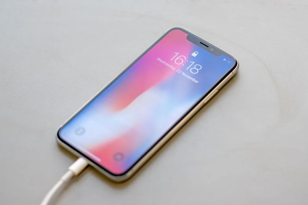 【特に夏は要注意】iPhoneのバッテリー過剰消耗を防ぐコツとは